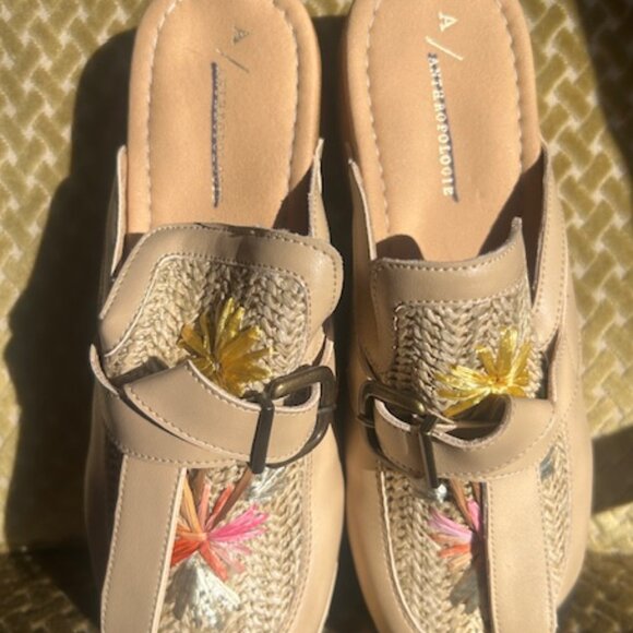 Anthropologie x  L'artiste Chienti Raffia Floral Embroidered Buckle Stud Clogs - Picture 6 of 16